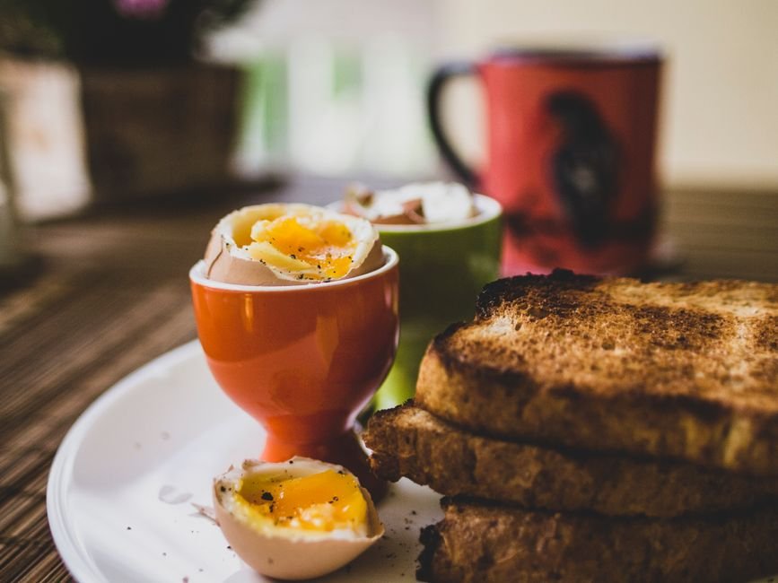 eggs toast kitchen table